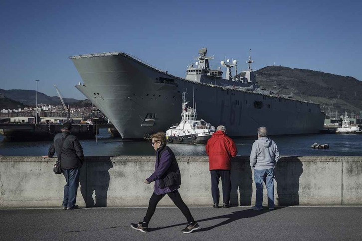 Portaaviones ‘Juan Carlos I’, atracado el fin de semana en Getxo. (Aritz LOIOLA | FOKU)