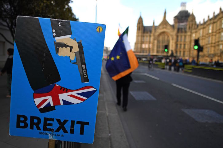 Un cartel contra el Brexit en el exterior del Parlamento de Londres. (PAUL ELLIS / AFP)