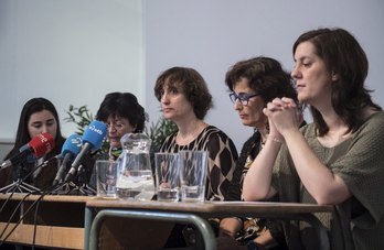 Las promotoras de la Plataforma Navarra por la Abolición de la Prostitución, en la presentación de hoy en Iruñea. (Jagoba MANTEROLA/FOKU)