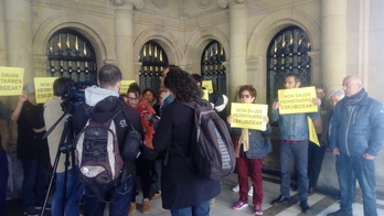 Protesta a la entrada del Ayuntamiento de Donostia. 