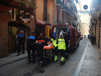 El trabajador herido grave es atendido tras sufrir el impacto de un objeto en la cabeza. (POLICÍA MUNICIPAL DE IRUÑEA)