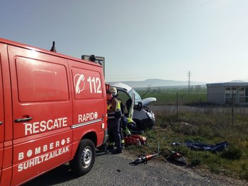 El accidente ha consistido en una colisión entre dos vehículos. (@bomberos_na)