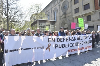 Pentsionistak Iruñeko Merindadeen Plazan. (Idoia ZABALETA/FOKU)