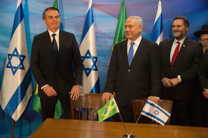 El presidente brasileño, Jair Bolsonaro, junto al primer ministro israelí, Benjamin Netanyahu, en la firma de varios acuerdos.(Heidi LEVINE/AFP)