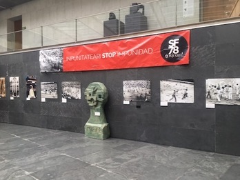 Imagen de la muestra sobre los sanfermines del 78 que se puede visitar en el Parlamento de Nafarroa.