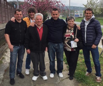 Aitzol Gogorza, con sus allegados, en el exterior de la cárcel de Martutene. 