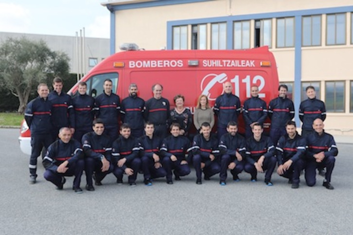 La consejera Beaumont, con los integrantes de un curso de bomberos. (GOBIERNO DE NAFARROA)