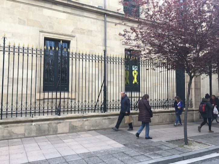 Imagen del exterior del Parlamento de Gasteiz con los lazos en la ventana. (NAIZ)