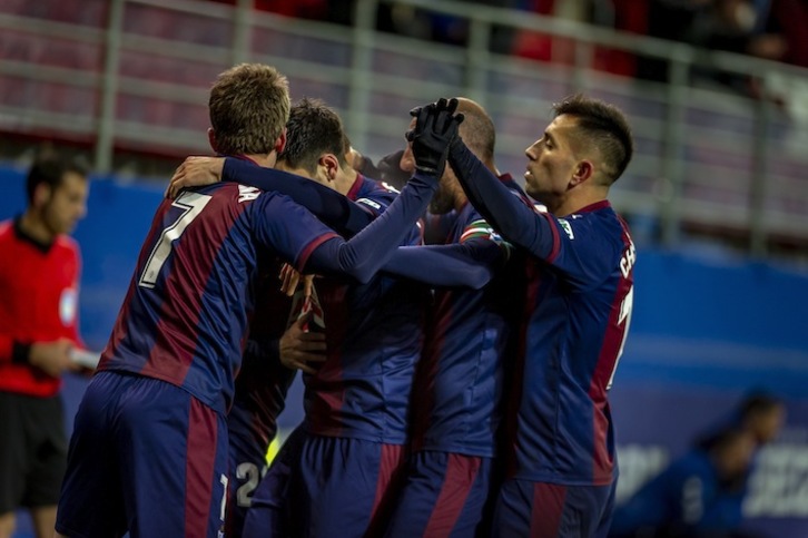Pedro León es abrazado por sus compañeros tras el 2-1. Jaizki FONTANEDA/FOKU
