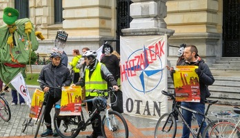 Protesta de antimilitaristas frente al palacio de la Diputación de Bizkaia.