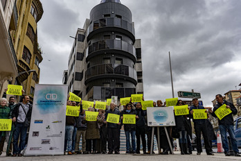 Representantes de Donostia Defendatuz ante el nuevo edificio de Miracruz 19.