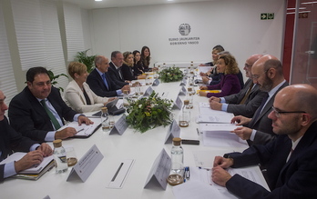 Reunión de la Comisión Mixta de Transferencias, el pasado noviembre. (Luis JAUREGIALTZO / FOKU)