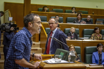 Alfonso Alonso (PP) pasa junto a Julen Arzuaga (EH Bildu) mientras este se dirige a la Cámara. (Jaizki FONTANEDA / FOKU)