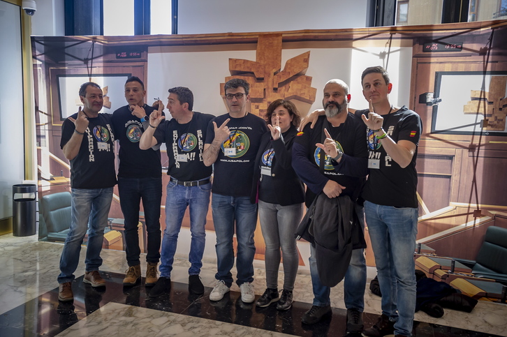 Miembros de Jusapol, gesticulando en el Parlamento. (Jaizki FONTANEDA | FOKU)