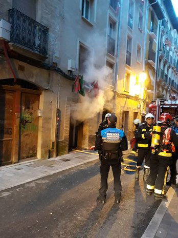 Policías municipales intervienen para apagar el fuego, esta mañana. (Policía Municipal de Iruñea Twitter)