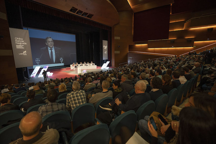 Asamblea de socios de Laboral Kutxa celebrada hoy en Donostia. NAIZ