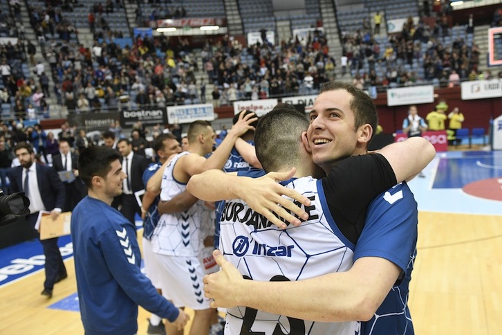 Abrazo entre Salvó y Burjanadze después de la gloriosa remontada de Gipuzkoa Basket (Gorka RUBIO / FOKU)