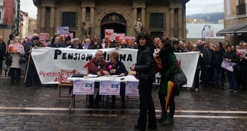 Comparecencia de las plataformas de pensionistas para anunciar la manifestación de Iruñea del próximo 13 de abril.