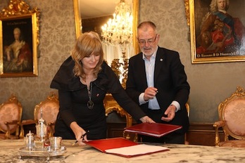 La consejera Ollo y el presidente de Eusko Ikaskuntza, Iñaki Dorronsoro, en el acto de la firma del convenio. (GOBIERNO DE NAFARROA)