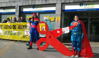 Protesta de Berri-Otxoak y Argitan frente a Lanbide en Barakaldo.