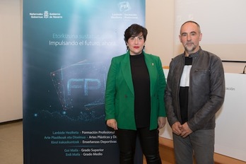 La consejera de Educación, María Solana, y el director general Roberto Pérez, en la presentación de la oferta de FP. (GOBIERNO DE NAFARROA) 