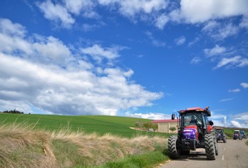 Ekora herrian izandako kilometroa, traktoreek Korrika segitu zuten eta emazteak ziren gidari. ©Arantxa Idieder