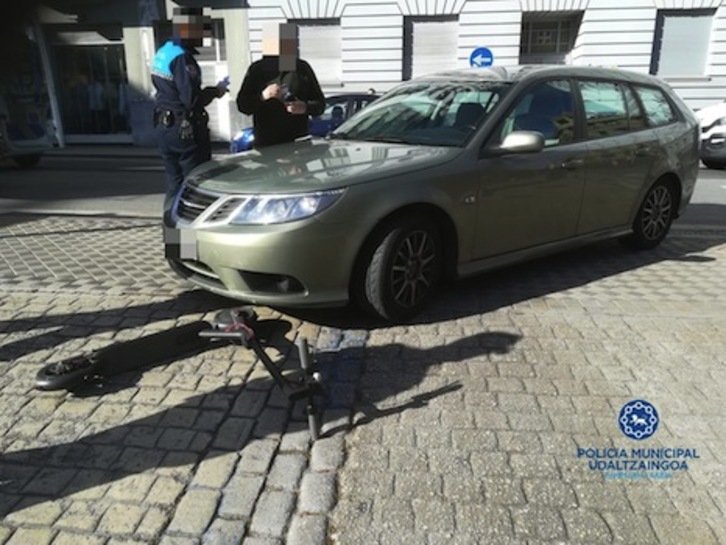 Imagen del accidente ocurrido en la entrada del parking de la Plaza de Toros. (POLICÍA MUNICIPAL DE IRUÑEA)