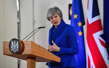 La primera ministra británica, Theresa May, atiende a los medios tras la cita de Bruselas. (Philippe HUGUEN/AFP)