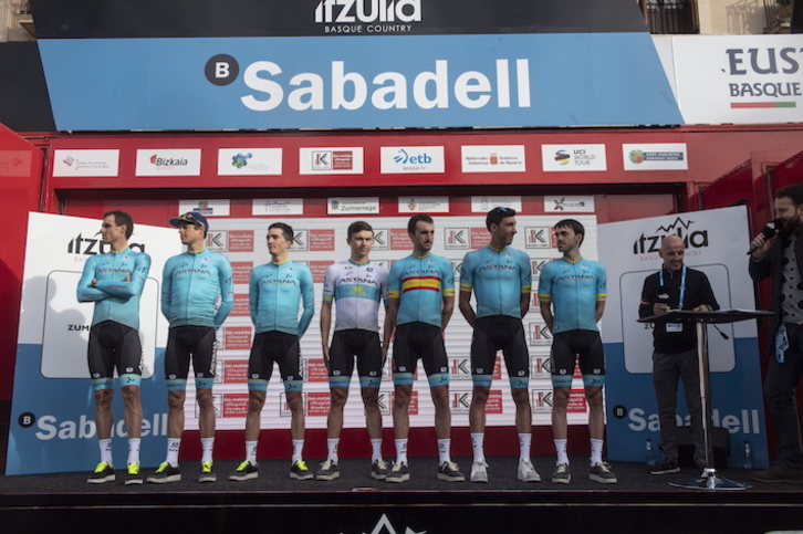 El equipo Astana, con Bilbao, Izagirre y Lutsenko. (Jon URBE)