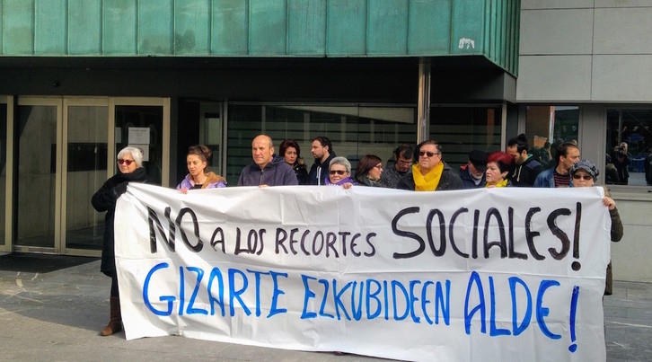 Concentración en Barakaldo tras el fallecimiento de una persona sin hogar.