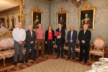 Foto de grupo entre representantes del Departamento de Relaciones Ciudadanas e Institucionales y Euskaltzaindia. (GOBIERNO DE NAFARROA)