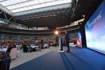 Casado se dirige a los asistentes al mitin-cena, con el gradería de la plaza vacío. (Endika PORTILLO / FOKU)