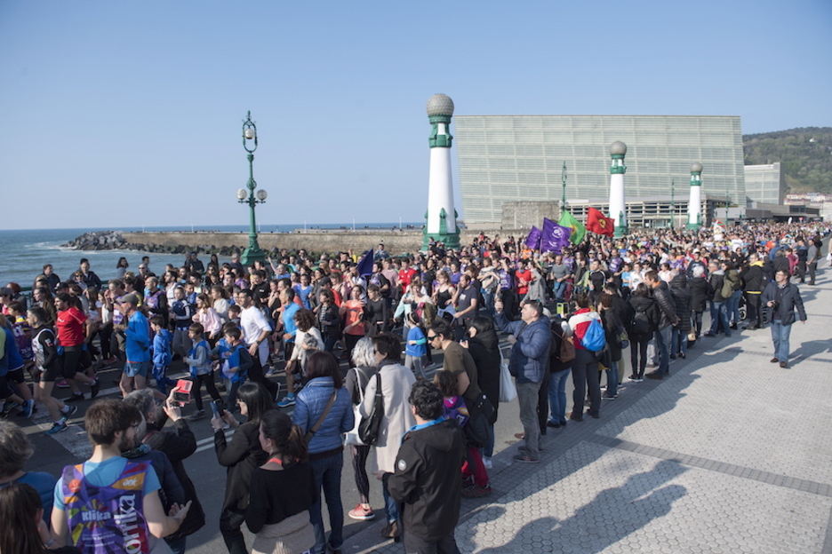 Atravesando el puente del Kursaal. (Juan Carlos RUIZ / FOKU)