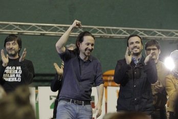 Pablo Iglesia, en el frontón Astelena, junto a Alberto Garzón. (Aritz LOIOLA | FOKU)