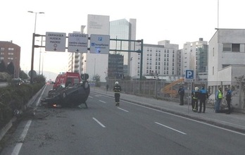 Imagen de uno de los accidentes registrados en Iruñea durante el fin de semana. (POLICÍA MUNICIPAL DE IRUÑEA)