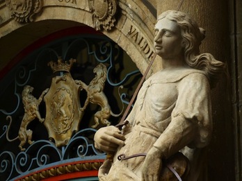 Imagen de la estatua de la fachada del Ayuntamiento de Iruñea con su espada.