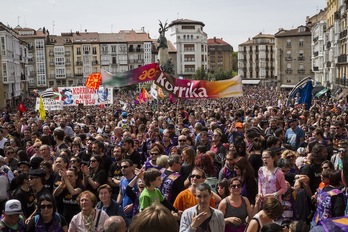 Korrikaren amaiera ekitaldia, atzo Gasteizko Andre Mari Zuriaren Plazan. [Endika PORTILLO]