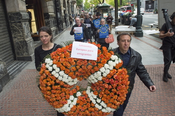 Ongi Etorri Errefuxiatuak ha depositado coronas de flores para denunciar las muertes de migrantes. (Monika DEL VALLE / FOKU)