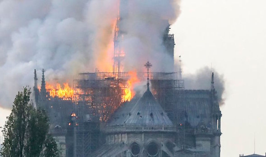 Arde la catedral de Notre Dame en París. (Francois GUILLOT/AFP)