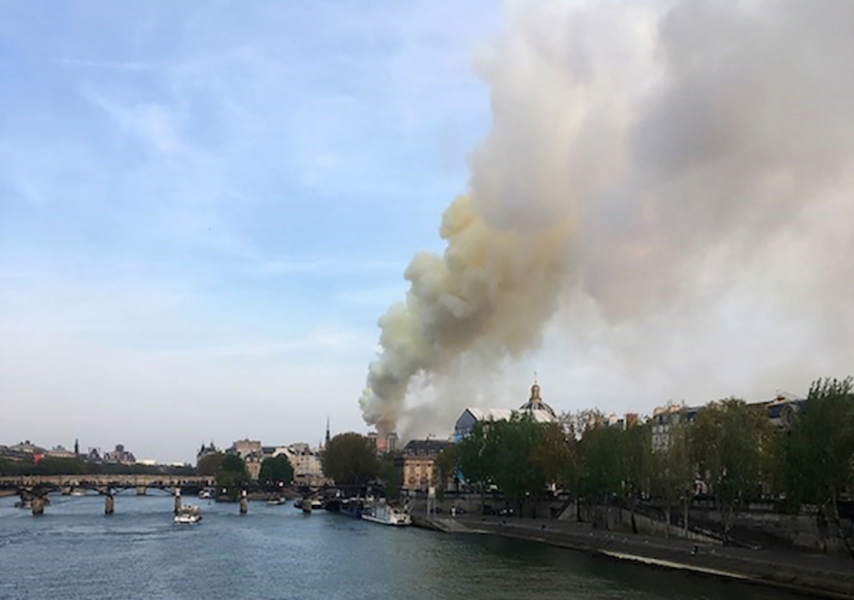 Arde la catedral de Notre Dame en París. (Pierre GALEY/AFP)