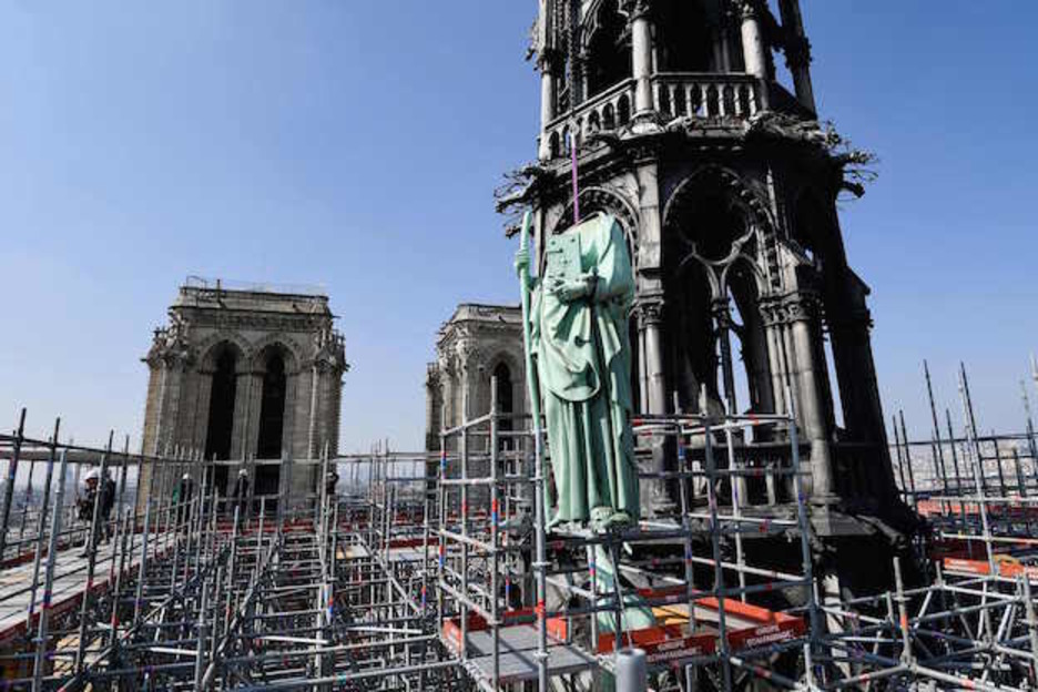 Imagen reciente de Notre Dame antes de arder, con los andamios de las obras instalados. (Bertrand GUAY/FOKU)