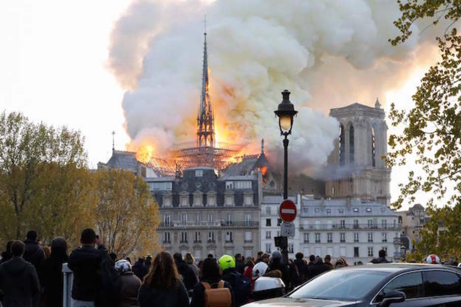 Arde la catedral de Notre Dame en París. (Francois GUILLOT/AFP)