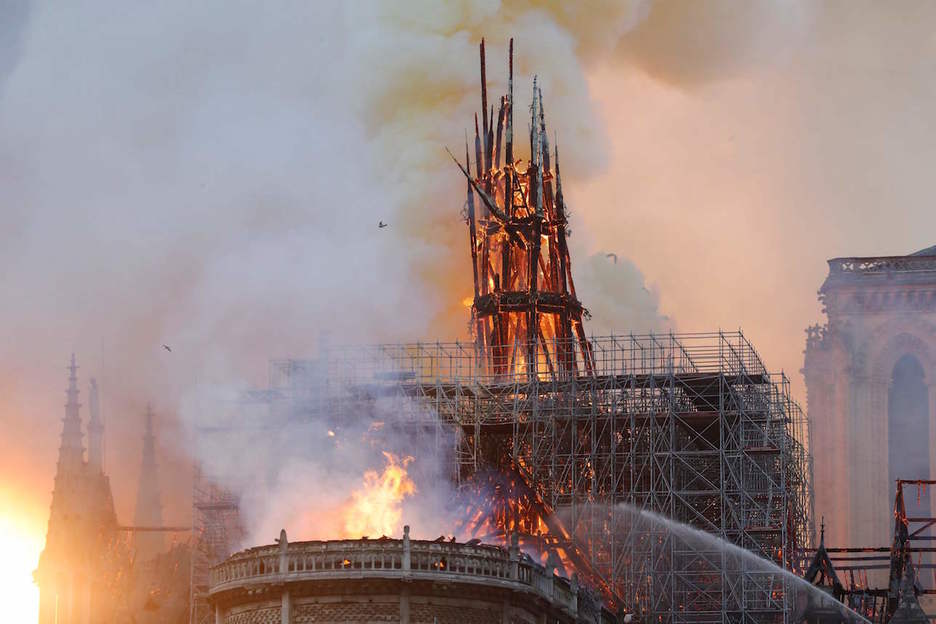 La aguja central ya caída, pasto de las llamas. (FRANCOIS GUILLOT / AFP)