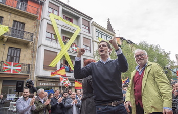 Albert Rivera y Fernando Savater, el pasado domingo en Errenteria. (Andoni CANELLADA / FOKU) 