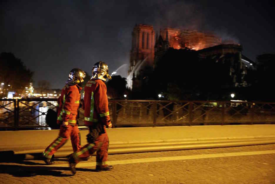 Los bomberos han trabajado durante toda la noche. (GEOFFROY VAN DER HASSELT / AFP)