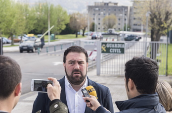 Iñarritu, ante la entrada al cuartel de Intxaurrondo. (Andoni CANELLADA | FOKU)