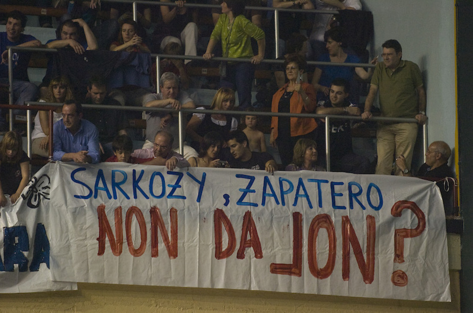 2009-6-7ko eskuz eskuko finalean pankarta Donostiako Atano III pilotalekuan Jon non den jakitea exijituz.(Jon URBE / FOKU)