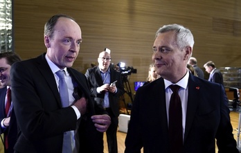El líder de extrema derecha Jussi Halla-aho junto al socialdemócrata Antti Rinne. (Martti KAINULAINEN/AFP)  