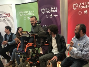 Los integrantes de Unidas Podemos en el acto de Burlata. (Ibai AZPARREN/NAIZ)