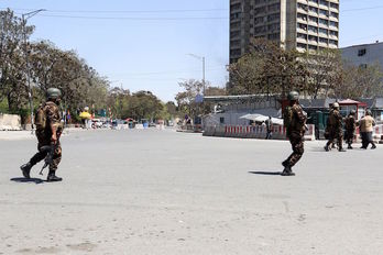 Fuerzas de seguridad afganas junto al Ministerio de Comunicación. (AFP)